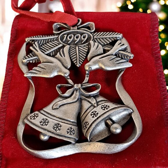 1999 Avon Fine Collectibles Pewter 'Season of Peace' Christmas Ornament - Picture 4 of 7